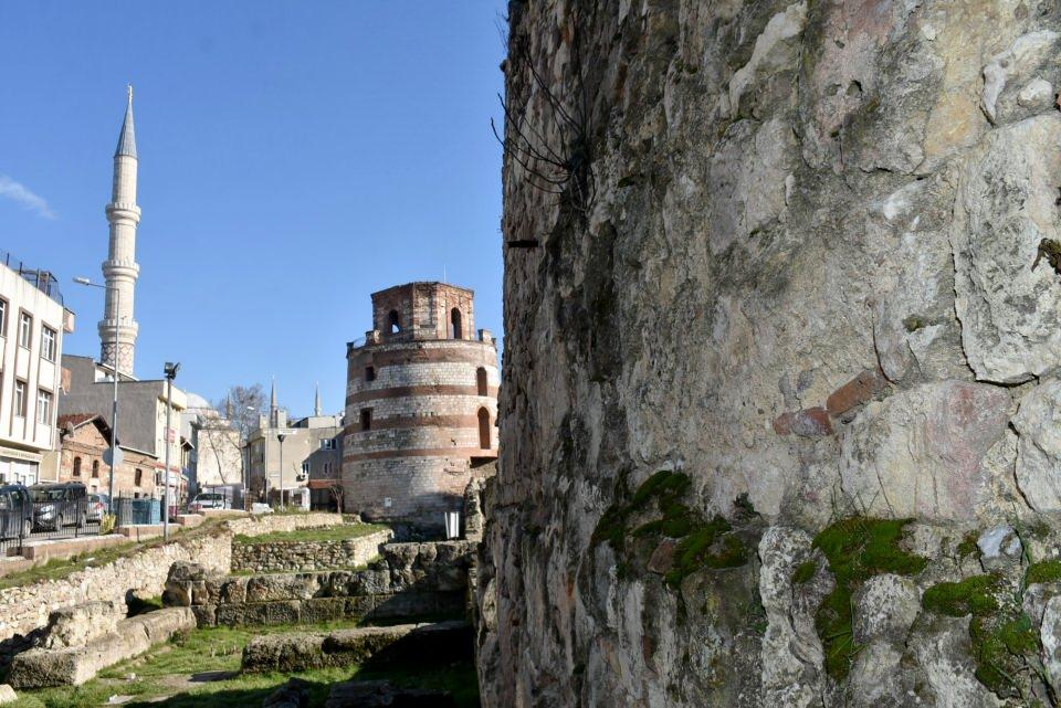 <p>Edirne'de Roma döneminden kalma 1800 yıllık kale duvarları, evlerin temelleri ile bahçe duvarlarını oluşturuyor. Trakya Üniversitesi Edebiyat Fakültesi Sanat Tarihi Bölümü Başkanı Prof. Dr. Engin Beksaç, 1870 yılından sonra yapılan bütün binaların temelinde bu kale duvarlarının olduğunu belirterek, "Bilinçli bir şekilde surların korumaya alınması, bu planlamaların yapılması gerekiyor" dedi.</p>