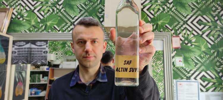 <p>Gümüş suyu da dünyanın en kuvvetli antiseptiğidir. Altın dünyanın en kuvvetli iletkenidir. İnsanın vücudunda elektrik vardır. Altın bu elektrik akışını sağlayarak beynin en hızlı şekilde vücuttaki sorunlarını algılamasını sağlar, vücudu harekete geçirerek onarmasını sağlar. </p>