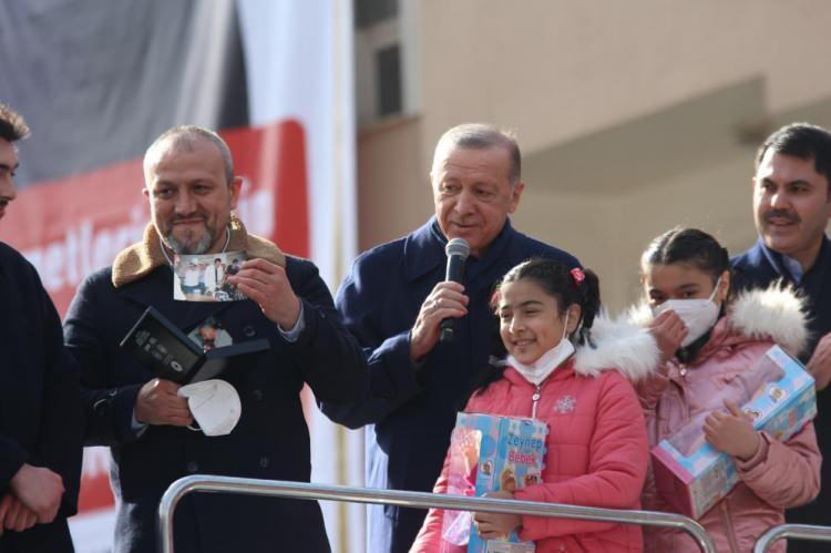 <p>Bunun üzerine Erdoğan, “Ben cezaevinden çıktıktan sonra Dereli’ye uğramışım. Burada konuşma yapmışız. O günlerde çekilen fotoğraflar hala duruyormuş. 21 yıl önce, nereden nereye” diyerek mutluluğunu dile getirirken, Muhammet Sarıyıldız da ilçe halkı adına Cumhurbaşkanı Erdoğan’a teşekkür etti.</p>

