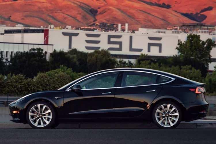 <p><strong>TESLA FABRİKALARININ SAYISINI ARTIRIYOR</strong></p>

<p> </p>

<p>Faaliyetlerine, ABD’nin California eyaletinde başlayan Tesla’nın şu anda Teksas ve Çin’de fabrikaları bulunuyor. Ayrıca Almanya’nın başkenti Berlin’de bir fabrika daha inşa ediyor.</p>
