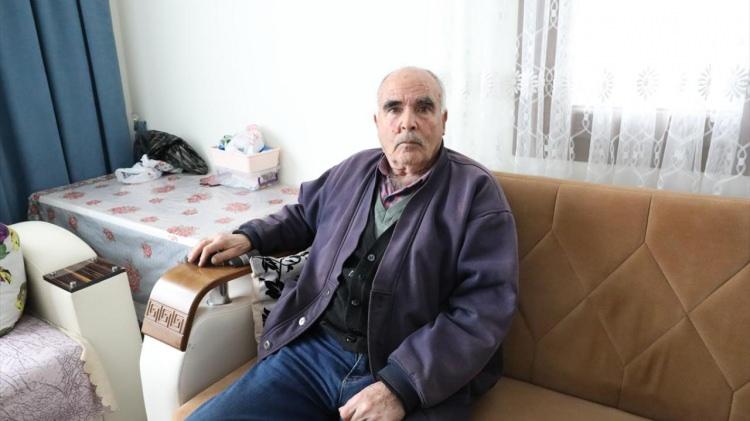 <p>Hayvancılık yaptığı için köy tipi konutların kendisi için çok ideal olduğunu aktaran Aldaş, "Ahırımda 6 hayvan bakıyorum. Çok memnunuz. Bundan daha iyisi olmaz. Devletimiz hemen bize sahip çıktı. Evimiz tek katlı ve çok güzel. Eşim, çocuklarım ve annemle burada yaşamımızı devam ettiriyoruz." diye konuştu.</p>
<p> </p>