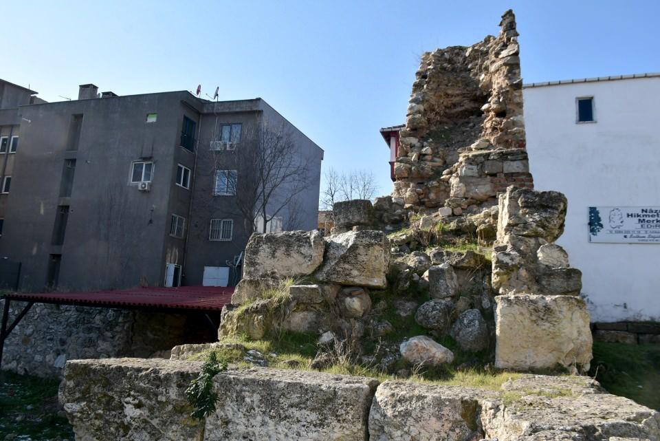 <p>Tam olarak kuruluşu, milattan sonra 145'lere hatta 150'lilere kadar devam eden bir süreç. Ondan sonra zaten çok uzun süre geliştirme ve takviyelerle, yeni ilavelerle elden geçirilen bir kale. Kalenin kullanılışı 19'uncu yüzyıla geliyor. Osmanlı döneminde Trakya'da kaleler, önemini kaybetse de kalenin genellikle kullanım süreci 1850-1860'lara kadar geliyor. </p>

