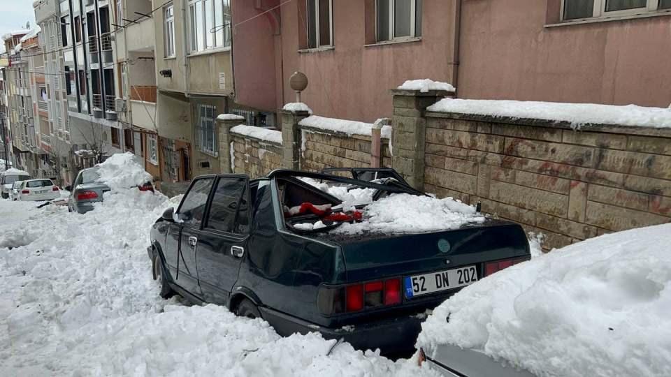 <p>Arnavutköy'de binanın çatısından düşen kar kütlesi park halindeki otomobilin tavanını çökertti. Kar kütlesinin 2. kez düşme anı cep telefonu ile güvenlik kamerasına yansıdı. O sıralarda yoldan geçen genç kızın olaydan son anda kurtulduğu görülüyor.</p>
