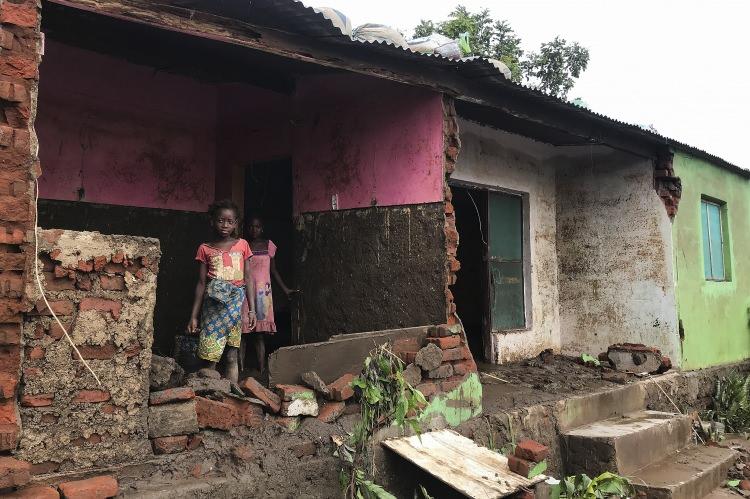 <p>Afrika kıtasında etkili olan Ana tropik fırtınası nedeniyle onlarca kişi hayatını kaybederken, binlerce kişi yerinden oldu. Madagaskar’da en az 41 kişinin hayatını kaybettiği, 100 bin kişinin fırtınanın neden olduğu seller nedeniyle evlerini terk etmek zorunda kaldığı belirtildi.</p>
