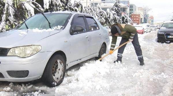 <p>Eve aşağı yukarı 1-2 kilometre yürüdüm. Tipi ve soğuk vardı.  Ben kürekle gidenleri gördüm küreği rica ettim. 10-15 dakikadır uğraşıyorum. Çıkartabilirsem çıkartacağım evin oralarda aracı emniyetli bir yere bırakacağım" dedi.</p>
