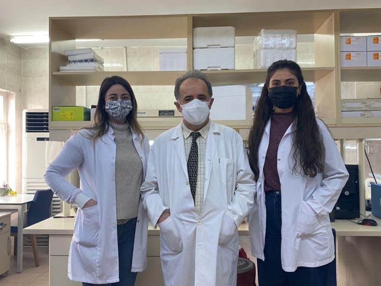 <p>Bizim aşımızın diğer aşılardan bir farkı var. Özellikle bizim ülkemizde kullanılan mRNA ve inaktif aşılardan da çok farklı. Öncelikle canlı bir aşı. Daha kuvvetli bir bağışıklık cevabı oluşturabilme potansiyeline sahip. Tasarımdaki farklılık, aşımızın çok güçlü ve koruma süresinin uzun olmasını sağlıyor. Bunları laboratuvar çalışmalarına dayanarak söylüyoruz. Kesin sonucunu ancak insanlarda kullandıktan sonra öğrenebileceğiz" dedi.</p>
