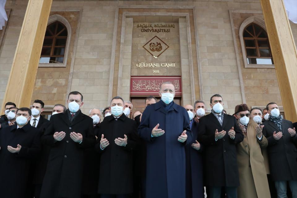 <p>Camideki kız ve erkek öğrenciler için hazırlanmış çalışma mekanlarının gayet güzel olduğunu anlatan Erdoğan, "Bundan dolayı da işin mimari boyutuna özen gösterdiklerinden dolayı mimarından mühendisine, işçisine, yüklenici firmaya da çok çok teşekkür ediyoruz.</p>

<p> </p>
