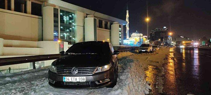 <p>İstanbul'da dün etkili olan yoğun kar yağışı nedeniyle ilerlemekte zorluk çeken bazı sürücüler araçlarını yol kenarlarına park ederek evlerine gitti.</p>

<p> </p>
