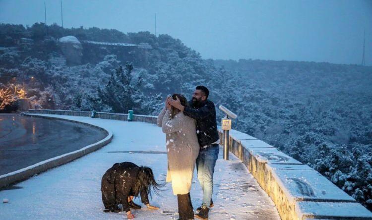<p>Antalya kent merkezine 29 yıl aradan sonra kar yağdı. Gece uyumayan Antalyalılar lapa lapa yağan karın keyfini çıkardı.<br />
 </p>
