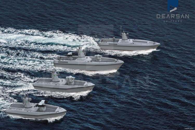 <p>Türkiye'nin ilk ve tek silahlı insansız deniz aracı ULAQ, 2021 yılında tamamlanan versiyonundan farklı olarak keşif ve karakol görevlerine ilaveten kritik üs/tesis ve liman savunma amaçlı olarak 12.7 mm uzaktan kumandalı silah sistemi ile donatıldı.</p> 