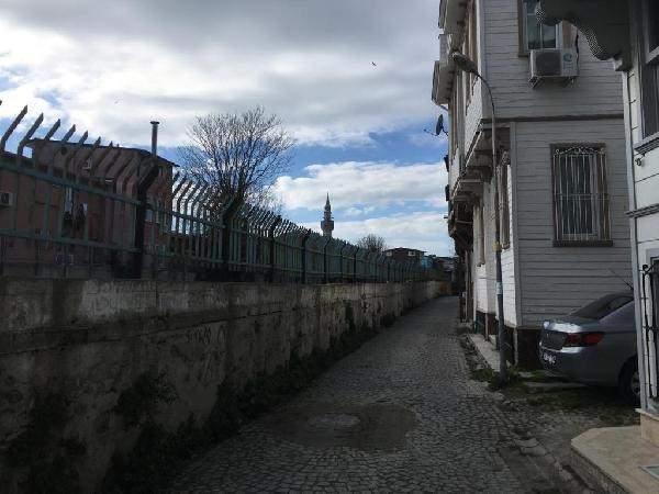 <p>YEŞİLÇAM HARİTASI PROJESİ </p>
<p> </p>
<p>İstanbul’u ziyaret eden kişilerin bu evleri rahatça bulup görebilmesi için bir projesi olduğunu da ifade eden Kürşat Çetin, böylece Yeşilçam kültürünün unutulmayacağını, insanların zamanda yolculuk yapabileceğini söyledi. Projesinin bir Yeşilçam haritası oluşturmak olduğunu belirten Çetin, “Filmlerin çekildiği ev ve yerlerin önüne hangi filmin çekildiğine dair film sahnesinin de göründüğü tabelalar koymak istiyorum. Yapılan küçük mahalle haritası ile de kişiler hangi filmin nerede çekildiğini rahatlıkla bulabilir” diye konuştu.</p>