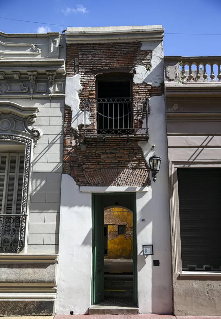 <p>Buenos Aires'in tarihi mahallelerinden San Telmo'da bulunan, 2,3 metre genişliğinde ve 13 metre uzunluğundaki "La casa minima" mimarisiyle bir yandan şehrin tarihini canlı tutarken diğer yandan da Buenos Aires'e gelenlerin ziyaret ettikleri mekan olarak öne çıkıyor.</p>

<p> </p>
