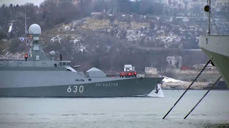 <p>Rusya Savunma Bakanlığından 20 Ocak’ta yapılan açıklamada, Rus donanmasının ocak ve şubat aylarında “sorumlu” olduğu tüm bölgelerde seri askeri tatbikatlar gerçekleştireceği bildirilmişti.</p>
