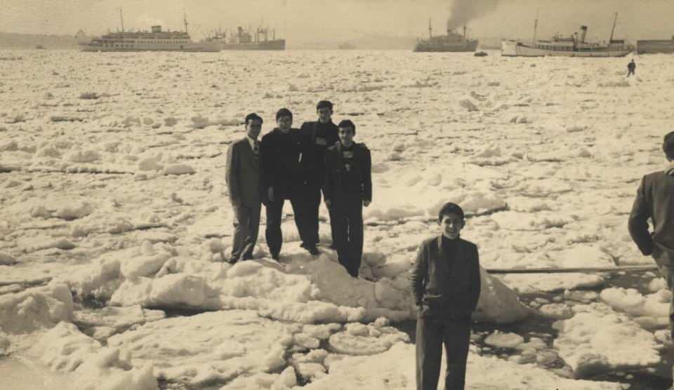<p>1954’te İstanbul dondurucu bir soğuk yaşadı. Ulaşım aksadı, tipi ve kar yağışı, İstanbul Boğazı’ndaki seferleri durdurdu. Boğaz, Karadeniz’den gelen buz parçaları ile kaplandı. Hatta buz kütlelerinin patlatılması gündeme geldi. Ancak belli bir süre sonra buzlar eriyerek Boğaz’ın sularına karıştı.</p>

<p> </p>

<p> </p>
