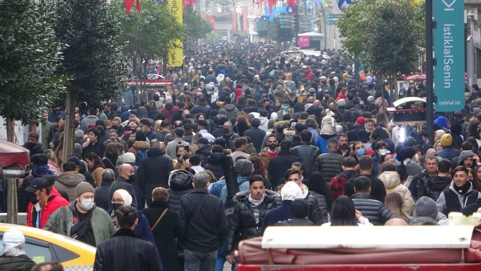<p>Güneşi ve sıcak havayı gören İstanbullular ise pazar tatilinde soluğu İstiklal Caddesi’nde aldı. </p>
