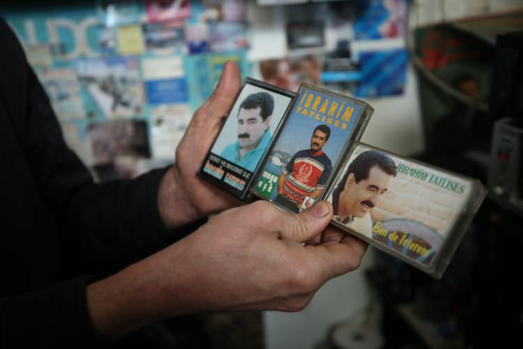 <p>Evli ve bir çocuk babası Halil Çakal, AA muhabirine, kasetçilik mesleğinin 2000 yılına kadar güzel olduğunu ancak teknolojinin gelişmesiyle geri planda kaldığını söyledi.</p>