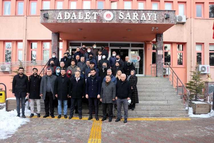 <p>AK Parti Karabük teşkilatı, katıldığı televizyon programında Cumhurbaşkanı Recep Tayyip Erdoğan'a hakaret ettiği gerekçesiyle tutuklanan gazeteci Sedef Kabaş ile aynı programda bulunan CHP'li Engin Özkoç ve Aykut Erdoğdu hakkında suç duyurusunda bulundu.</p>