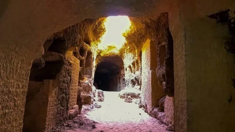 <p>'Ölüler Şehri' olarak isimlendirilen ve M.Ö. 350-300 yıllarında inşa edildiği tahmin edilen yeraltı mezarlığı, 1932 yılında Mısırlı arkeolog Sami Cebera tarafından keşfedildi.</p>
