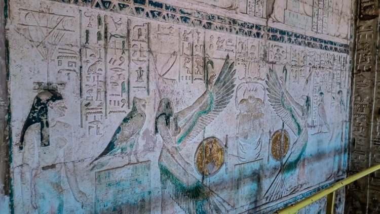 <p>Dört ayrı bölümden oluşan ve en eski bölümünün 26. Firavun hanedanlığına dayandığı tahmin edilen yeraltı mezarlığı, içinde mumyalanmış yüzlerce kutsal tapınak babunu ve ibis kuşu mezarı barındırıyor.</p>
