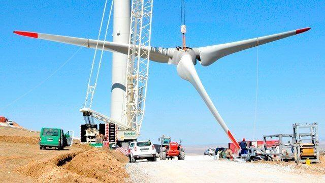 <p><strong>POLİTİK KARARLAR NET OLMALI</strong><br />
</p>
<p>Tabi teknolojik gelişmelerin yanında politik kararlar da önem taşıyor.<br />
<br />
<br />
Araştırmacılar enerji geçişinde alınan kararların net olmasının önemini vurgularken, üreticilere planlama güvenliği sağlayan küresel çapta koordine edilmiş bir iklim politikasına ihtiyaç duyulduğunun da altını çiziyor.</p>