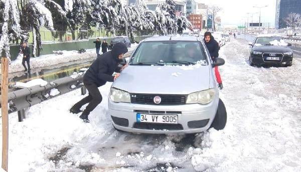 <p>İstanbul'da yoğun kar nedeniyle dün akşam trafikte kalan ve araçlarını terk eden sürücüler, bugün araçlarını almaya geldi. Basın Ekspres Yolu’nda kürekle aracının başına gelenler yaklaşık 15 dakikalık çalışma sonucunda araçlarını kaldıkları yerden çıkardı.</p>
