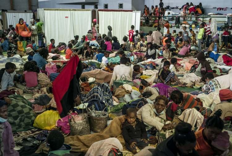 <p>Mozambik'in ulusal afet ajansı tahminlerine göre, Mozambik'te yaklaşık 3 bin evin kısmen, 600'den fazla evin ise tamamen yıkıldığı aktarıldı.</p>

<p> </p>
