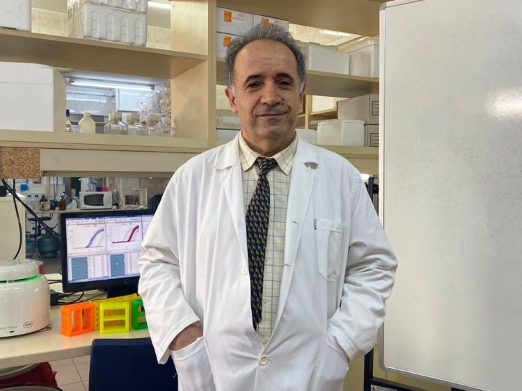 <p><strong>'KESİN SONUÇ İNSANLARDA KULLANILDIKTAN SONRA</strong></p>

<p>Aşıyı geliştiren Enstitü Müdürü Prof. Dr. Hakan Akbulut, geliştirdikleri aşının canlı olduğunu belirterek "Benzerleri var. Oxford Üniversitesi'nin geliştirdiği bir aşı var, yine ABD'de bir başka firmanın geliştirdiği adenovirüs aşısı, bir de Sputnik aşısı var. Ülkemizde bu tür aşılar uygulanmıyor.</p>
