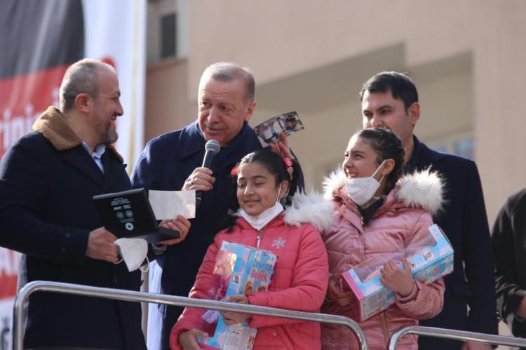 <p> Cumhurbaşkanı Recep Tayyip Erdoğan, Giresun’un Dereli ilçesinde düzenlenen Dereli-Doğankent Afet Konutları, İşyerleri ve Altyapı Yatırımları Açılış Töreni’nde 21 yıl önce Dereli’ye yaptığı ziyarette çekilen fotoğrafların kendisine gösterilmesi ile duygulandı.</p>
