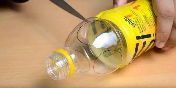 <p>Şimdi de pet şişenin üst kısmını olduğu gibi kesiyoruz. Bunun için bir makas yeterli!</p>
<p> </p>