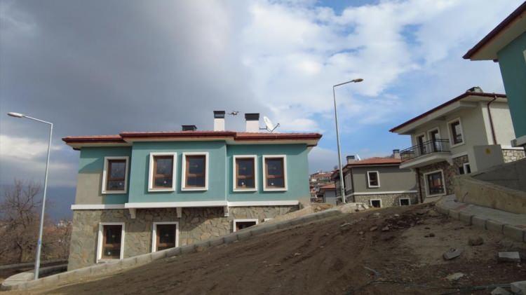 <p>"Devletimiz konutları yapmasaydı halen sokakta olacaktık"<br />
Sarsıntıyla kendilerini dışarı attıklarını, ardından evlerinin yıkıldığını anlatan Sevim, şunları kaydetti: "Sabaha kadar sokakta, caminin altında, bahçelerde ateş yakarak geceyi geçirdik. Depremin hemen ardından çadırımız geldi, bir süre çadırda ardından konteynerde kaldık. Sonra evlerimiz yapıldı ve bize teslim edildi. Devletimizden Allah razı olsun, olmasaydı ne yapabilirdik bilmiyorum. Köy tipi konutlardan çok memnunuz. Devletimiz bu konutları yapmasaydı biz halen sokakta olacaktık. Allah Cumhurbaşkanımızdan razı olsun, onu başımızdan eksik etmesin. Beş vakit namazımızda Cumhurbaşkanımıza dua ediyoruz."</p>