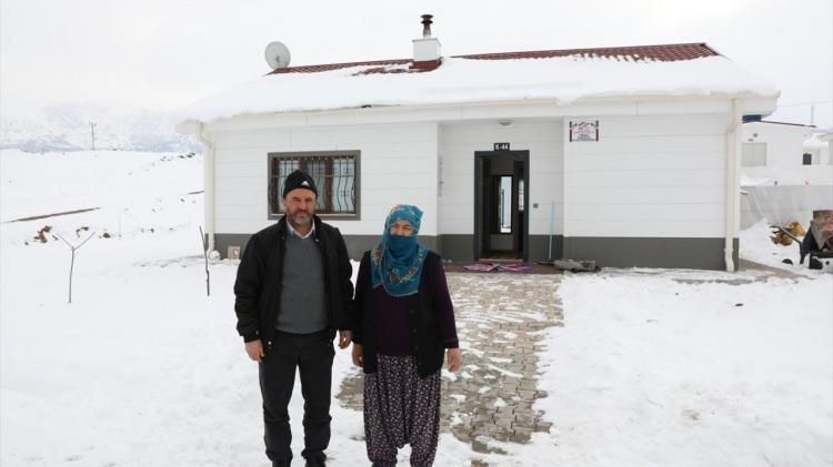 <p>Bent Mahallesi`nde yaşayan depremzede 55 yaşındaki Mehmet Aldaş, o günü halen unutamadığını, evlerinin büyük hasar gördüğünü, mahallelerindeki bazı binaların yıkıldığını anımsattı.<br />
</p>