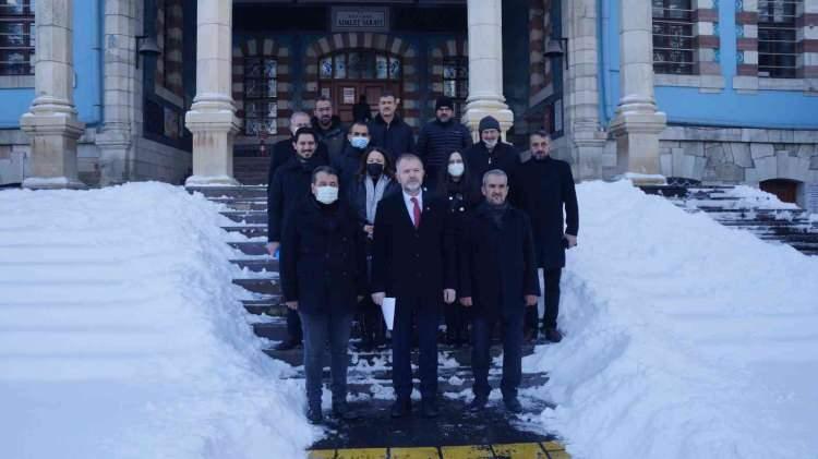 <p>AK Parti Kütahya İl Başkanı Sebahattin Ceyhun ve yönetim kurulu üyeleri, bir televizyon kanalında Cumhurbaşkanı Erdoğan’a yönelik ifadeler sebebiyle AK Parti teşkilatları olarak tüm ülke genelinde Sedef Kabaş, Engin Özkoç ve Aykut Erdoğdu için Kütahya Adliyesi’nde suç duyurusunda bulundu.</p>