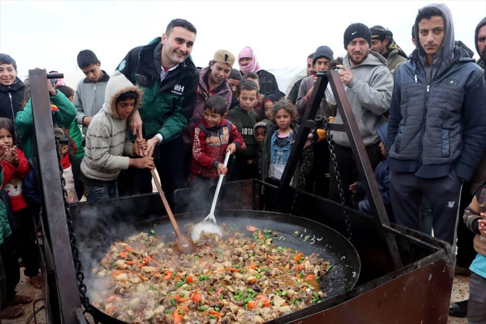 <p>CZN Burak olarak bilinen şef Burak Özdemir, Suriye'nin kuzeybatısındaki İdlib iline yaptığı ziyaret kapsamında savaş mağduru ailelere yardım malzemeleri dağıtıp çocuklarla yemek yaptı.</p>

<p> </p>
