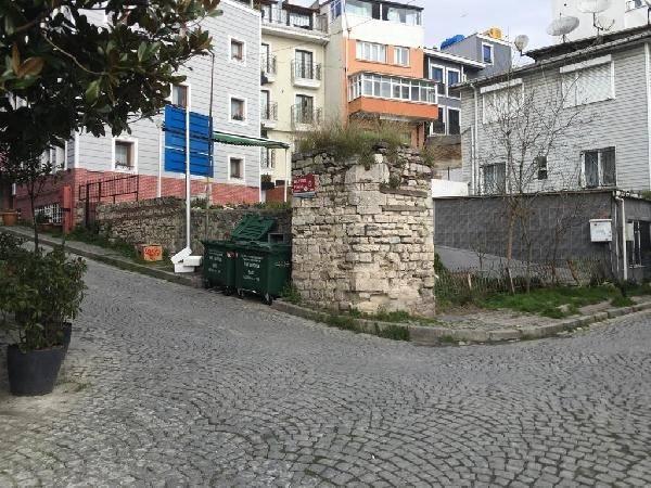 <p>Yeşilçam’ın en iyi ‘kötü’ adamlarından Erol Taş’ın kahvehanesi de bu bölgede bulunmaktadır. Burası Erol Taş’ın filmlerinin çekildiği ve aynı zamanda hayatını devam ettirdiği kahvehane olarak biliniyor. Erol Taş’ın kahvehaneyi aynı zamanda ofis olarak kullanıp film sözleşmelerini de yine burada yaptığı biliniyor. Ancak diğer bazı Yeşilçam mekanları gibi bu kahvehanenin de zamana yenik düştüğü görülüyor.</p>