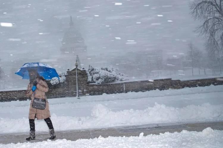 <p>ABD'nin kuzey doğusunda kar fırtınası alarmı var. New York'un da aralarında olduğu 4 eyalette acil durum ilan edildi. Kar kalınlığının yarım metreyi aşması bekleniyor.</p>

<p> </p>
