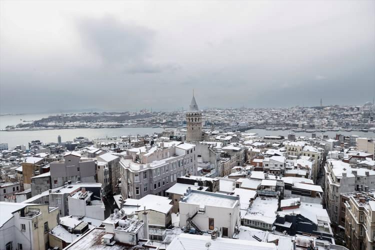 <p>İstanbul'da devam eden yoğun kar yağışı nedeniyle AK Partili belediyeler olumsuz hava koşullarına karşı vatandaşlar için seferber oldu.</p>
