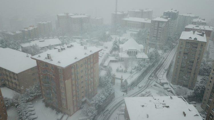 <p>İstanbul'da kar yağışı etkisini sürdürüyor. Avrupa Yakası'nda akşam saatlerinde etkili olmaya başlayan kar yağışı bazı bölgelerde tipi şeklinde devam ediyor.</p>
