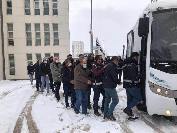 <p>Operasyon kapsamında detaylı inceleme başlatan ekipler, yurt dışından kaçak yollara getirilen araçlara, Türkiye'de kaza yapmış ve trafikten çekilmiş araçların şasi ve motor numaralarının çakılarak araçlara normal görünüm verildiğini tespit etti.</p>