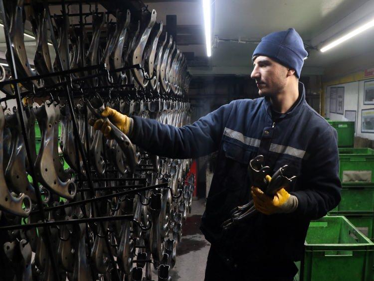 <p>Bir süre sonra İstanbul'a gittiğini belirten Karakaya, girişimcilik macerasını şöyle aktardı:</p>

<p>"İstanbul'a giderken üzerimde bir ceket ve kara lastik vardı. Büyük olduğu için ceketin kollarını 3 kere kıvırırdım.</p>
