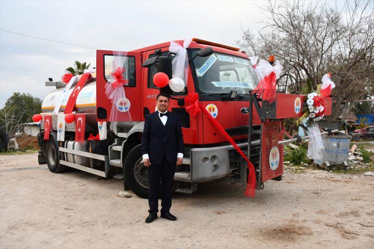 <p>Adana Büyükşehir Belediyesinde şoför olarak görev yapan Mustafa Uzel, düğününde "gelin arabası" olarak, kullandığı temizlik aracını tercih etti.</p>