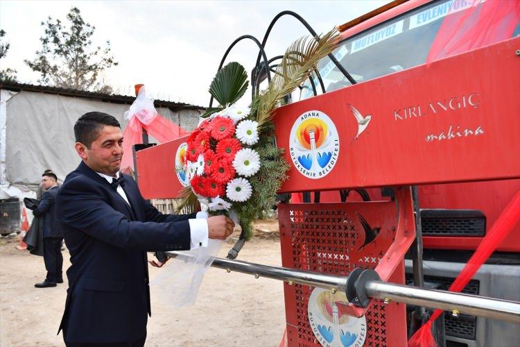 <p>Belediyenin Temizlik Şube Müdürlüğünde görevli Mustafa Uzel, hayatını birleştireceği Pınar Öztaş'a sürpriz yapmak için biriminden izin alarak, kullandığı temizlik aracını gelin arabası gibi süsletti.</p>