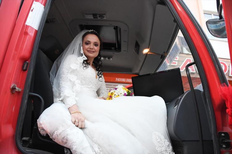 <p>Uzel, hayat arkadaşı Öztaş ile temizlik aracının da bulunduğu konvoyla düğün salonuna gitti.</p>
<p>AA muhabirine açıklamada bulunan Uzel, hayalini gerçekleştirdiğini söyledi.</p>