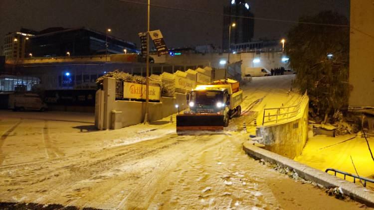 <p>İstanbul’da etkili olan kar yağışıyla birlikte kent beyaza büründü. İstanbul’un en yoğun ilçelerinden olan Beyoğlu’nda vatandaşların kar yağışından olumsuz etkilenmemesi için hummalı bir çalışma yürüten Beyoğlu Belediyesi, tüm birim ve ekipleri ile sahadaydı.</p>
