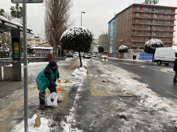 <p>Gece gündüz demeden kar temizleme çalışmalarına arlıksız devam eden belediye ekipleri, Beyoğlu’nun 45 mahallesinde başta ana arterler olmak üzere tüm cadde ve sokaklarda başarılı bir çalışma yürüttü. Çalışmalarda üst geçitler, otobüs, metrobüs, tramvay ve metro gibi toplu taşıma duraklarında da temizlenerek ilçede herhangi bir olumsuz durumun yaşanması önlendi. Ekipler kar yağışının ardından başlayan buzlanmayla birlikte, tuzlama çalışmalarına yoğun bir şekilde devam ediyor.</p>
