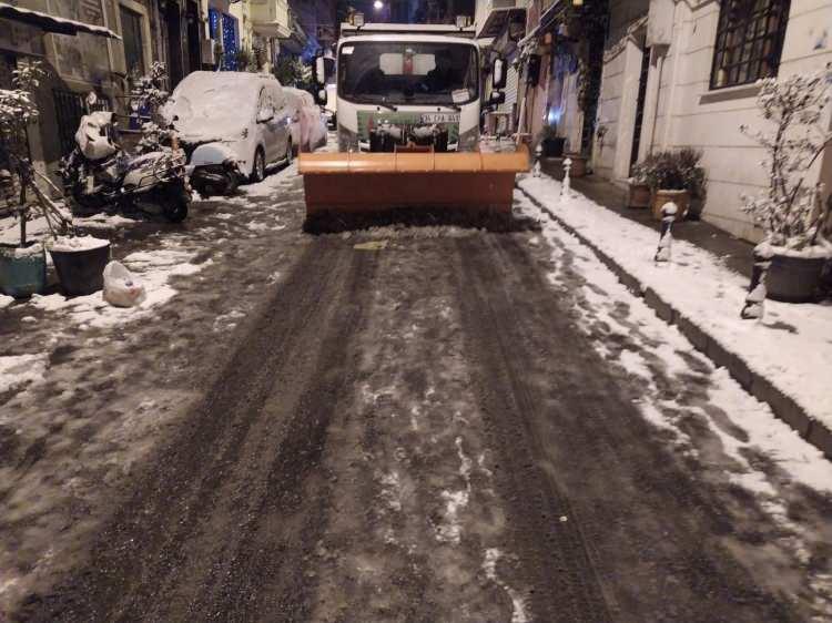 <p>Beyoğlu Belediyesi tarafından yürütülen karla mücadele çalışmalarda 545 personel görev aldı. Gece gündüz aralıksız devam eden çalışmalarda 8 kar küreme aracı, 4 iş makinesi, 7 arazi aracı ile toplamda 280 ton tuz ve 120 ton solüsyon kullanıldı. </p>
