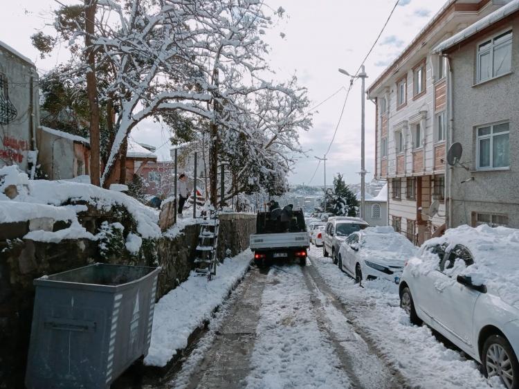 <p>Tuzlama ve olumsuzluklarla mücadelede 607 noktada çalışma yürütülürken yolda kalan 54 araç kurtarıldı. 11 hastaya yardım ederek hastanelere ulaştıran belediye ekipleri, mahsur kalan 6 vatandaşı da ağırlayarak olumsuzlukların önüne geçti. Ayrıca karla mücadele çalışmalarında 7/24 hizmet veren 444 0 160 numaralı destek hattı üzerinden gelen yardım taleplerine de ekipler kısa sürede müdahale etti. </p>
