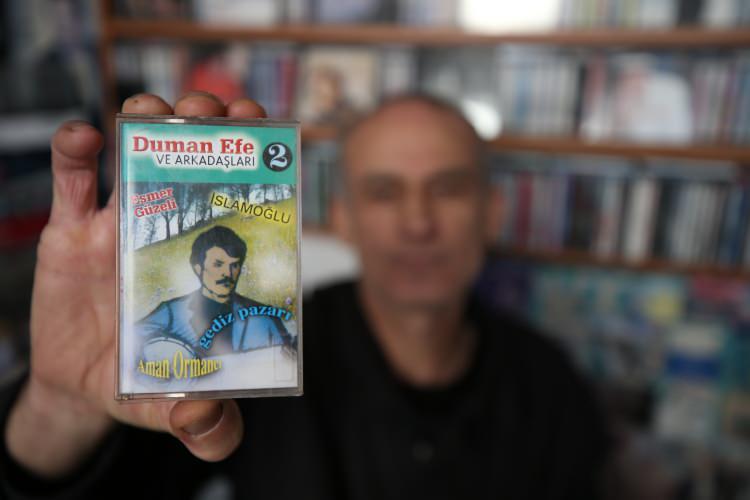 <p>Balıkesir'in Dursunbey ilçesinde yaşayan Halil Çakal, çok sevdiği şarkıcı Ferdi Tayfur'un müzik kasetlerini toplayıp satarak başladığı kasetçiliği 37 yıldır devam ettiriyor.</p>
