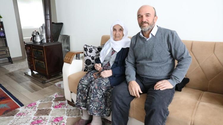 <p>"Allah devletimizden razı olsun"<br />
Aldaş, depremin hemen ardından devlet yetkililerinin yanlarında olduğunu, kendilerini yalnız bırakmadığını anlatarak, şöyle devam etti: "Hemen çadırımız getirildi, ısıtıcımız dağıtıldı ve bir süre çadırda yaşadık. Devletimiz depremin hemen ardından yanımızda oldu. Yemekler dahil tüm ihtiyaçlarımız bize ulaştırıldı. Bir süre çadırda yaşamımız sürdürdük, ardından konutlarımız yapılmaya başladı. Şu an ise köy tipi evlerimiz teslim edildi. Evlerimiz çok güzel, bir sobayla evin her tarafı ısınıyor. Allah devletimizden razı olsun. Öncelikle Cumhurbaşkanımız Recep Tayyip Erdoğan`dan razı olsun. Onu üzerimizden eksik etmesin."</p>