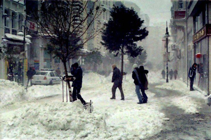 <p>2004’de kar yağışı İstanbul’da yaşamı adeta felç etti. Elektrikler kesildi, sular akmadı, doğal gaz verilemedi. İnsanlar yollarda mahsur kaldı.</p>

<p> </p>
