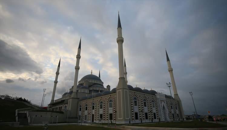 <p>22 kubbe ile kare formunda tasarlanan avlu kısmına 3 farklı yönden açılan kapılar ile ulaşılan camide, 2 bin 772 metrekare alana sahip iç avlu bulunuyor.</p>
<p> </p>